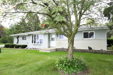 102 S Oakridge Dr, North Prairie, WI 53153-9734