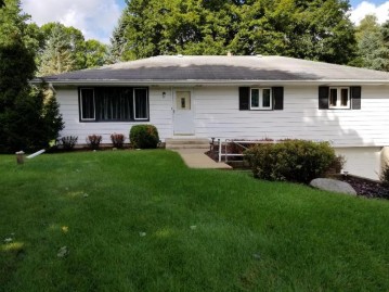 W278N1929 Lakeview Dr, Pewaukee, WI 53072