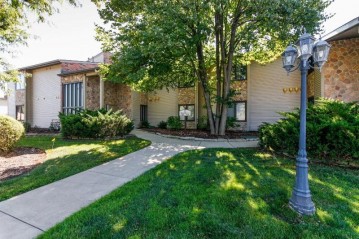 20 Abbey Villa Cir 20-D, Fontana, WI 53125