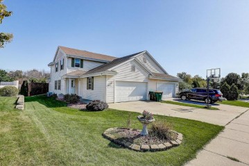 1822 Woodview Cir, Port Washington, WI 53074-1182