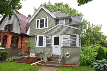 1203 S 49th St, West Milwaukee, WI 53214-3527