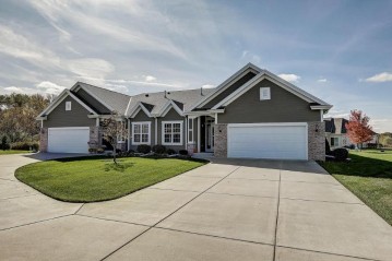 3935 S Five Iron Ct, New Berlin, WI 53151-5935