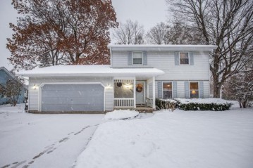 202 Fox Glen Rd, Fredonia, WI 53021-9417