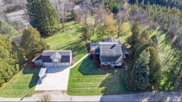 1325 W Green Lake Dr, Farmington, WI 53090-9070