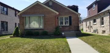 3607 N 57th St, Milwaukee, WI 53216-2821