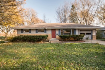 1003 Cavalier Dr, Waukesha, WI 53186-6805