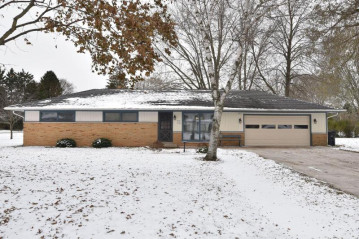 W158N7861 Bradley Cir, Menomonee Falls, WI 53051