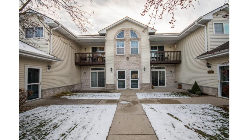 6115 S Creekside Dr 1 Cudahy, WI 53110 by Benefit Realty $144,900