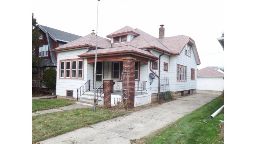 3294 S Kinnickinnic Ave Milwaukee, WI 53207 by Whitten Realty $145,000