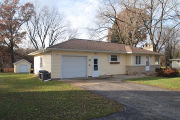 W379N5787 Meadowview Rd, Oconomowoc, WI 53066-2231