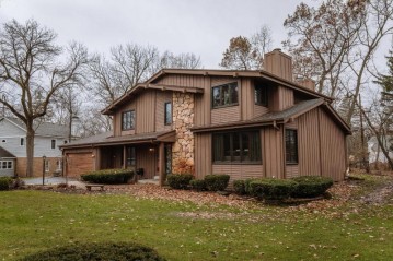 865 Fox Creek Ct, Elm Grove, WI 53122-2456