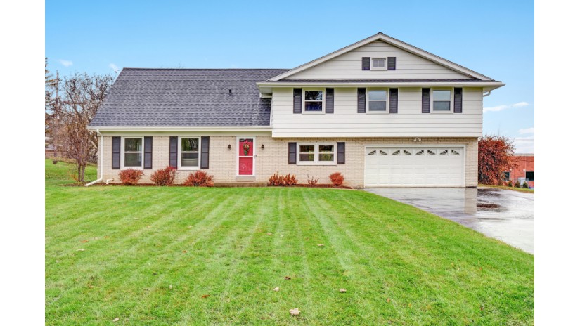 21660 Hillcrest Dr Brookfield, WI 53186 by Shorewest Realtors $332,500