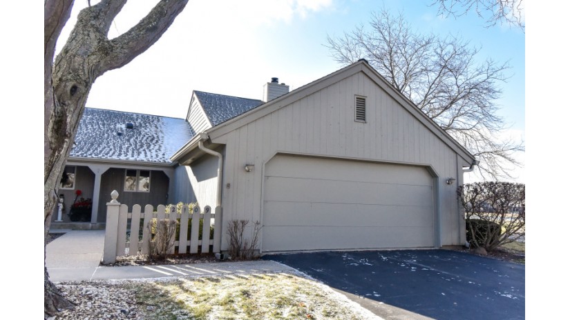 2109 W Quincy Ct Mequon, WI 53092 by Shorewest Realtors $339,500