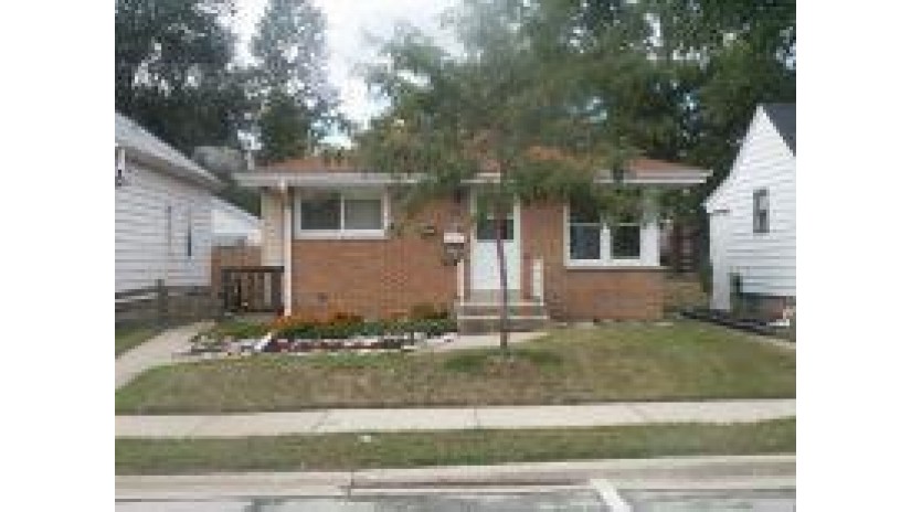 1610 17th Ave South Milwaukee, WI 53172 by Realty Dynamics $161,000