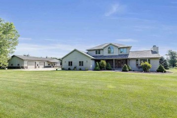 17909 Lakeshore Road, Two Creeks, WI 54241