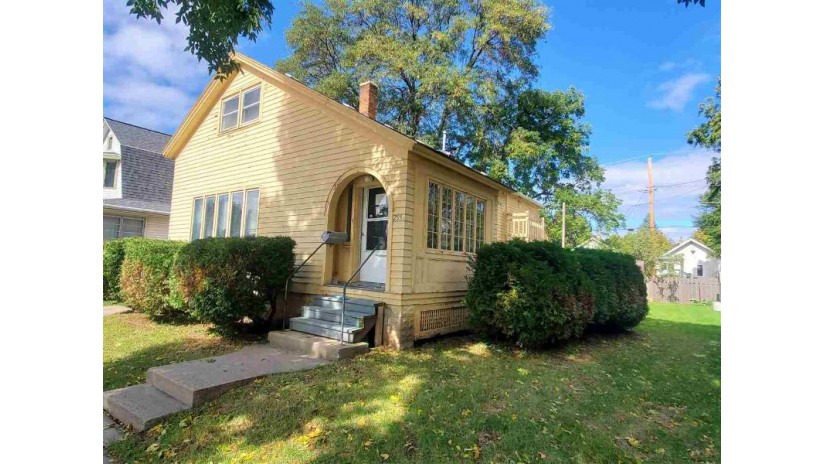 255 6th Street Fond Du Lac, WI 54935 by Re/Max Heritage $39,900