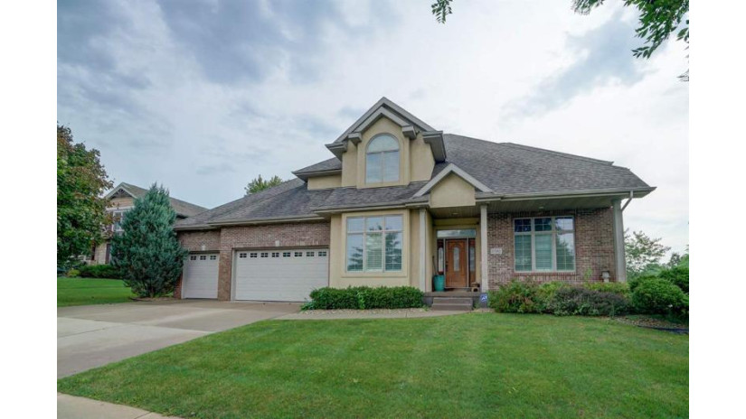 2582 Oak View Ct Fitchburg, WI 53711 by Re/Max Preferred $499,900