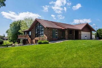 166 Droessler Dr, Dickeyville, WI 53808