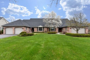 12622 N Lake Forest Ct, Mequon, WI 53092-2468