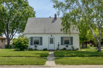 2715 9th Ave, South Milwaukee, WI 53172-3217