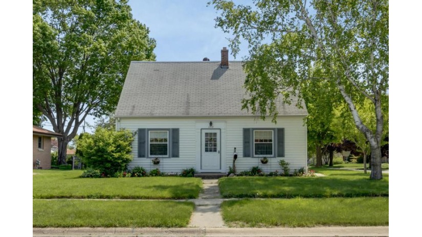 2715 9th Ave South Milwaukee, WI 53172 by First Weber Inc- Racine $180,000