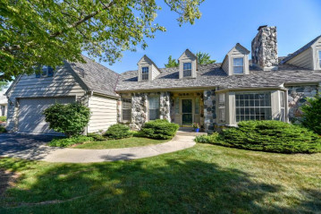 1428 W Westport Cir, Mequon, WI 53092-5753