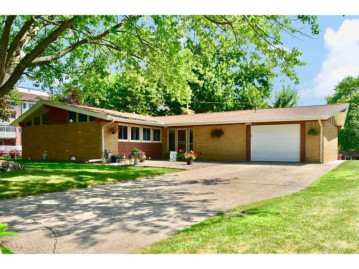 358 Collegeview Dr, Winona, MN 55987-2431