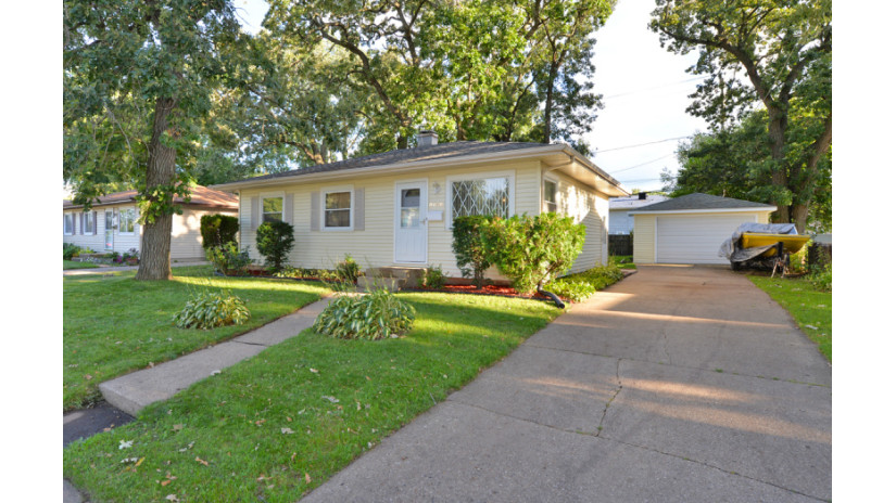 1503 87th St Kenosha, WI 53143 by Shorewest Realtors $159,900