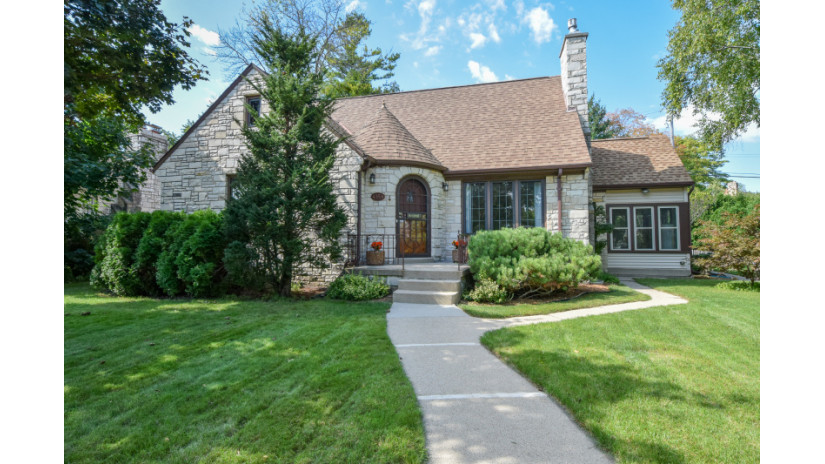 4354 W Anthony Dr Greenfield, WI 53219 by Shorewest Realtors $289,000