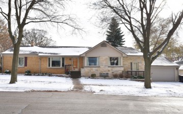 8209 W Clarke St, Wauwatosa, WI 53213-1034