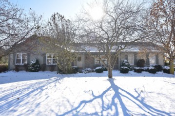 N77W15855 Crossway Dr, Menomonee Falls, WI 53051-7460