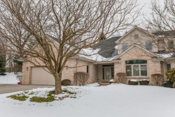 2648 W Lake Isle Dr, Mequon, WI 53092-2451