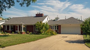 3260 N 105th St, Wauwatosa, WI 53222-3328