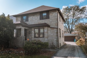 5563 N Lydell Ave, Whitefish Bay, WI 53217-5042