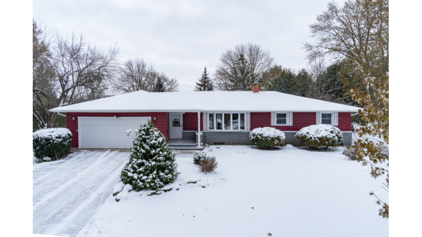 5401 Long Ct Grand Chute, WI 54914 by Shorewest Realtors $208,000