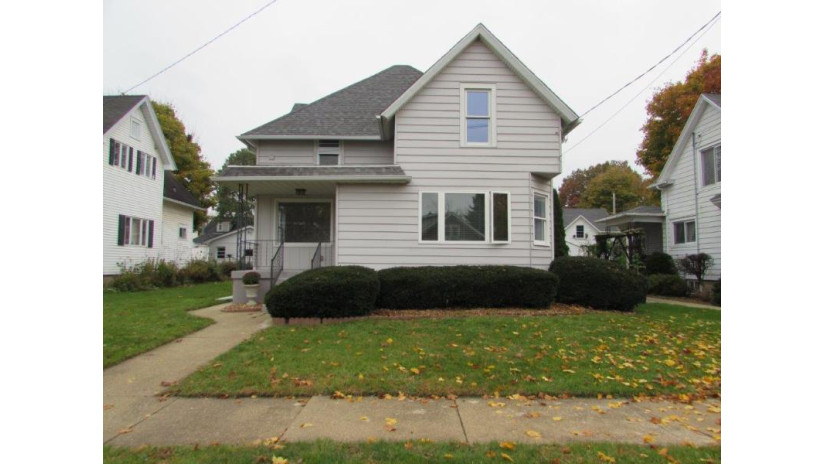 325 Henry St Burlington, WI 53105 by Design Realty, LLC $210,000