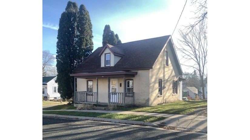 611 Garfield St Watertown, WI 53098 by Shorewest Realtors $137,500