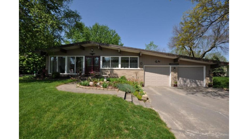 1310 S 7th Ave West Bend, WI 53095 by Emmer Real Estate Group $234,900