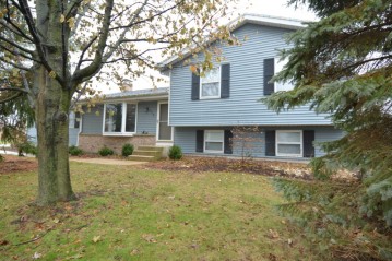 525 S Colonial Pkwy, Saukville, WI 53080-2202