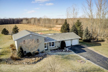 7975 Riverside Rd, Farmington, WI 53021