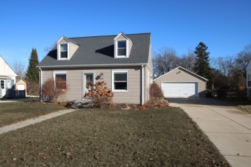 1035 Birchwood Dr, West Bend, WI 53095-4705