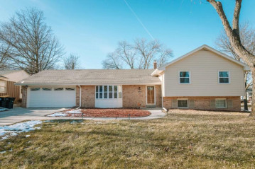 4685 N 109th St, Wauwatosa, WI 53225-4405