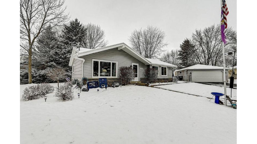 1544 Riverdale Dr Oconomowoc, WI 53066 by First Weber Inc - Delafield $269,900