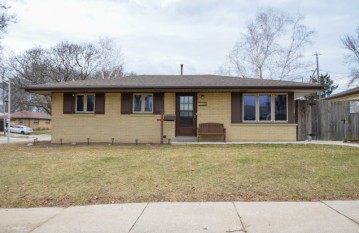 9526 W Arthur Ave, West Allis, WI 53227-2208