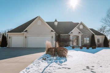 13865 W Jennifer Ct, New Berlin, WI 53151-8076