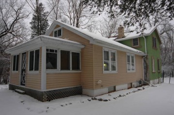 194 Wilson Ave, Dousman, WI 53118-9347