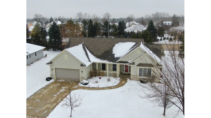 7639 W Windrush Ln Franklin, WI 53132 by Shorewest Realtors $399,900