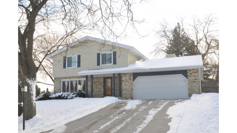 12455 W Ohio Dr New Berlin, WI 53151 by Shorewest Realtors $310,000