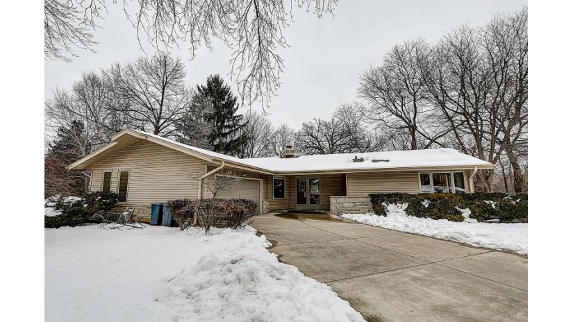 2552 W Wending Dr Glendale, WI 53209 by First Weber Inc -NPW $299,000