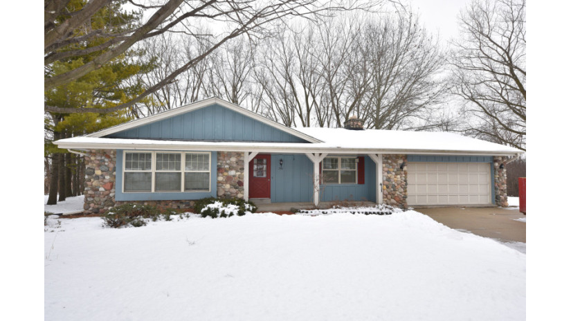 290 Parkview Ct Pewaukee, WI 53072 by Shorewest Realtors $299,900